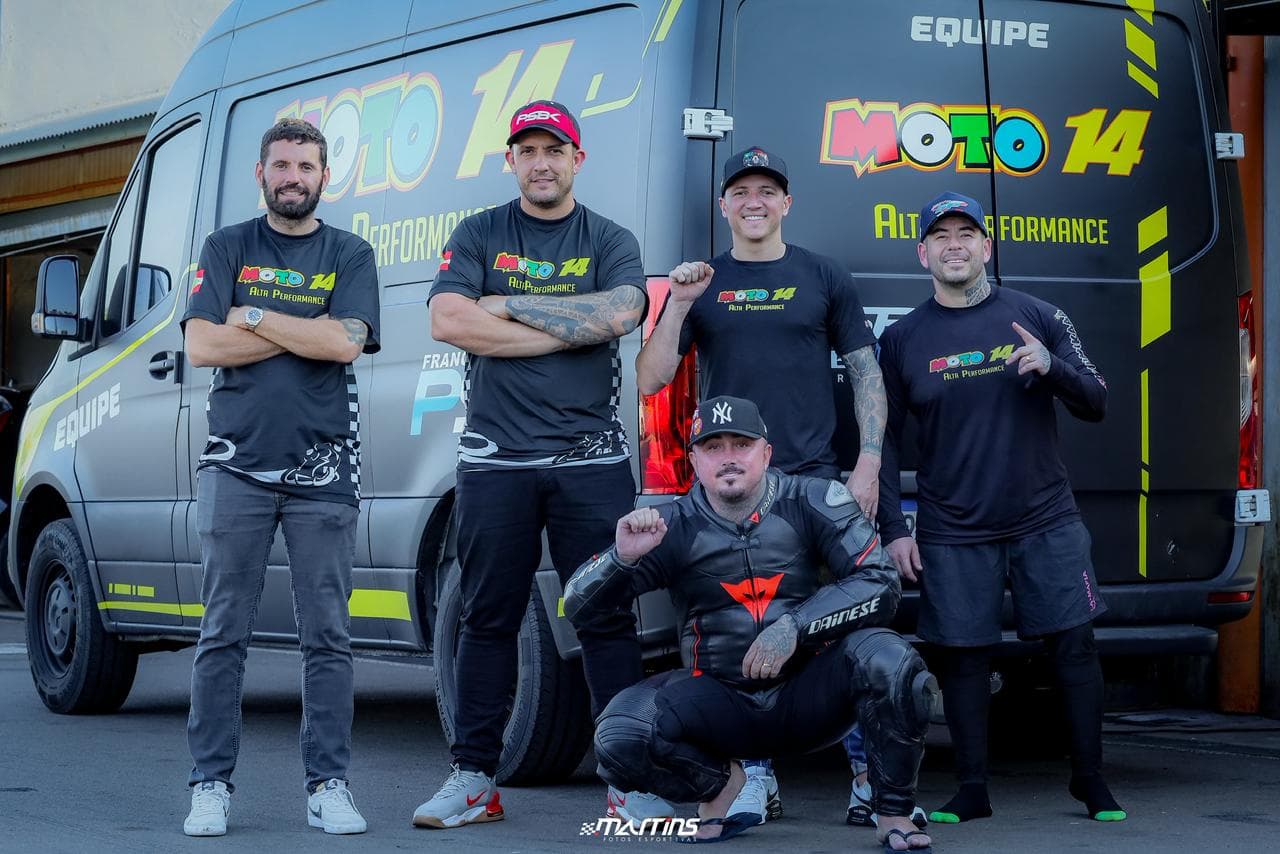 Equipe Moto 14 no paddock