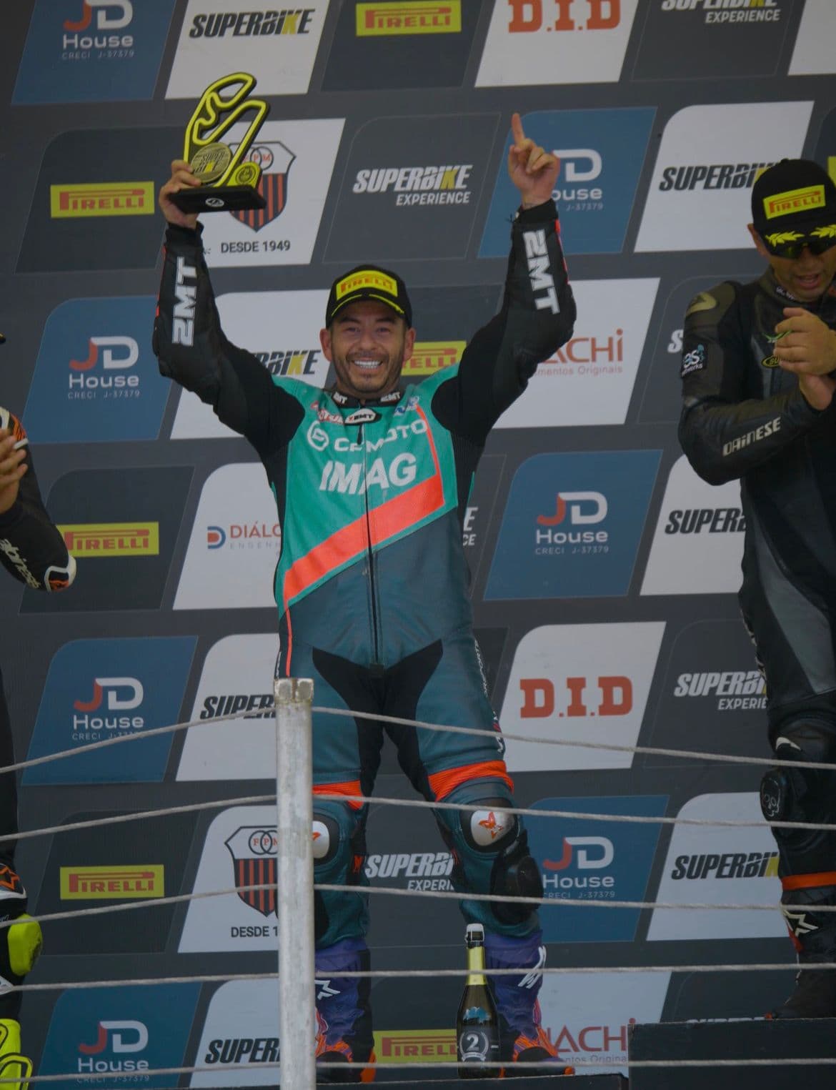 Piloto Moto 14 no podio do SuperBike Brasil