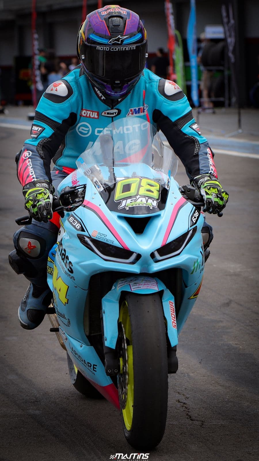 Piloto #08 Jean na CFMoto 636 no pit lane