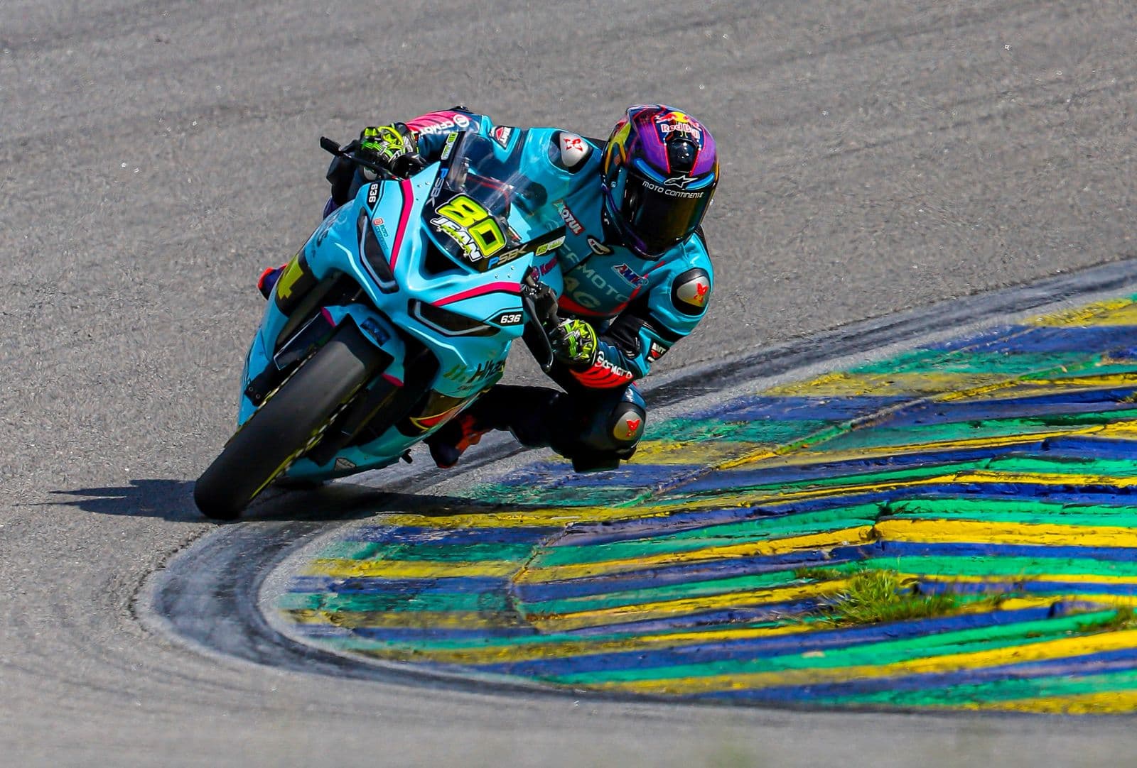 Piloto Moto 14 em curva no circuito de Interlagos