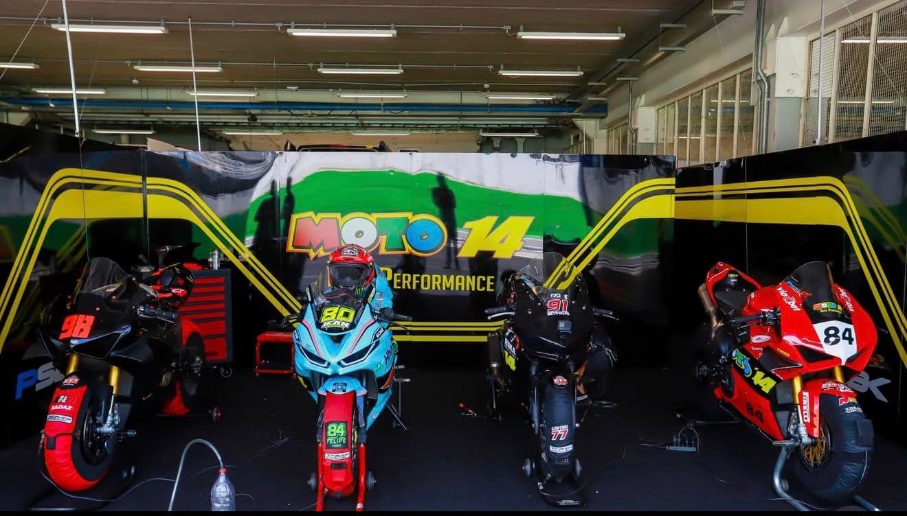 Box Moto 14 com quatro motos preparadas para corrida