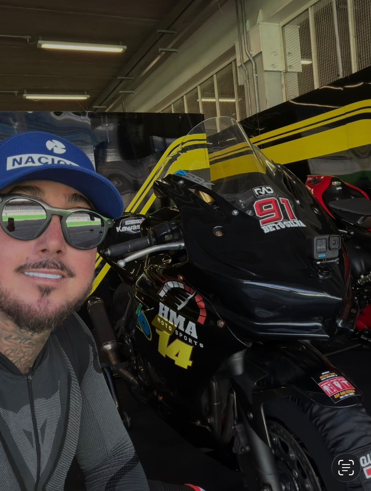 Piloto #91 Beto Silva com sua moto no box