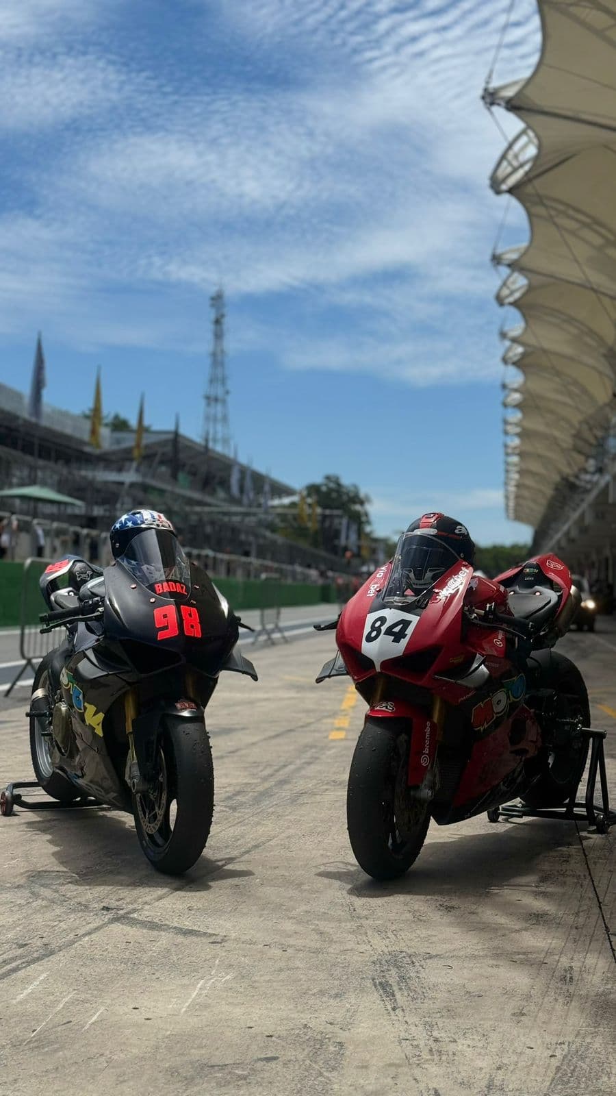 Motos #98 Badaz e #84 no pit lane de Interlagos