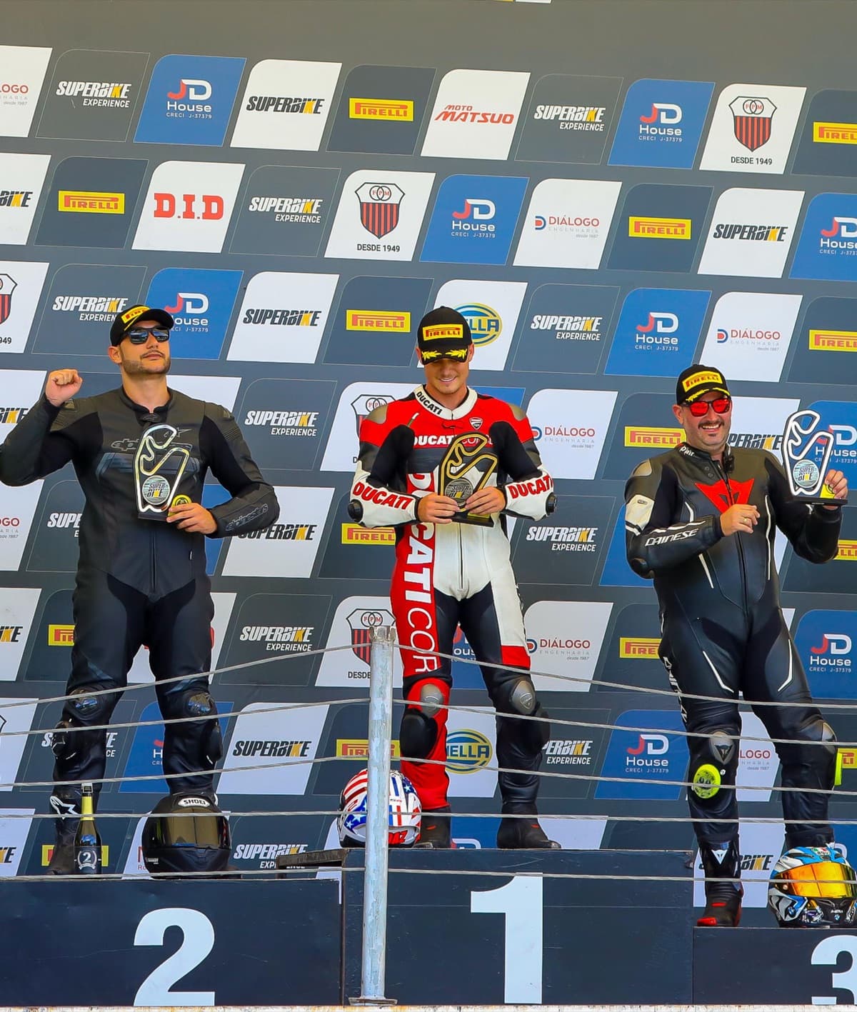 Podio com tres pilotos no SuperBike Brasil