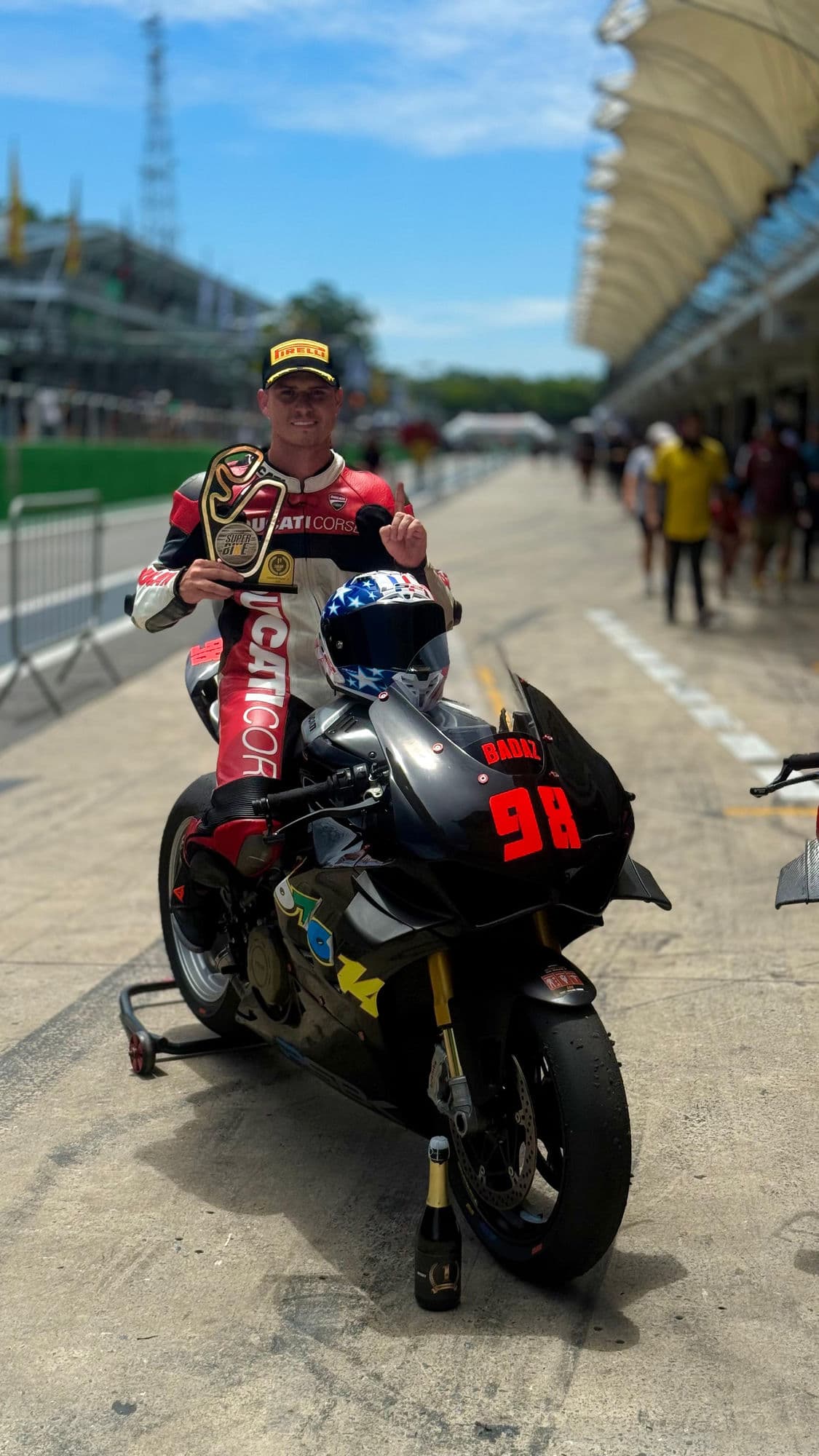 Piloto #98 Badaz com trofeu no pit lane de Interlagos