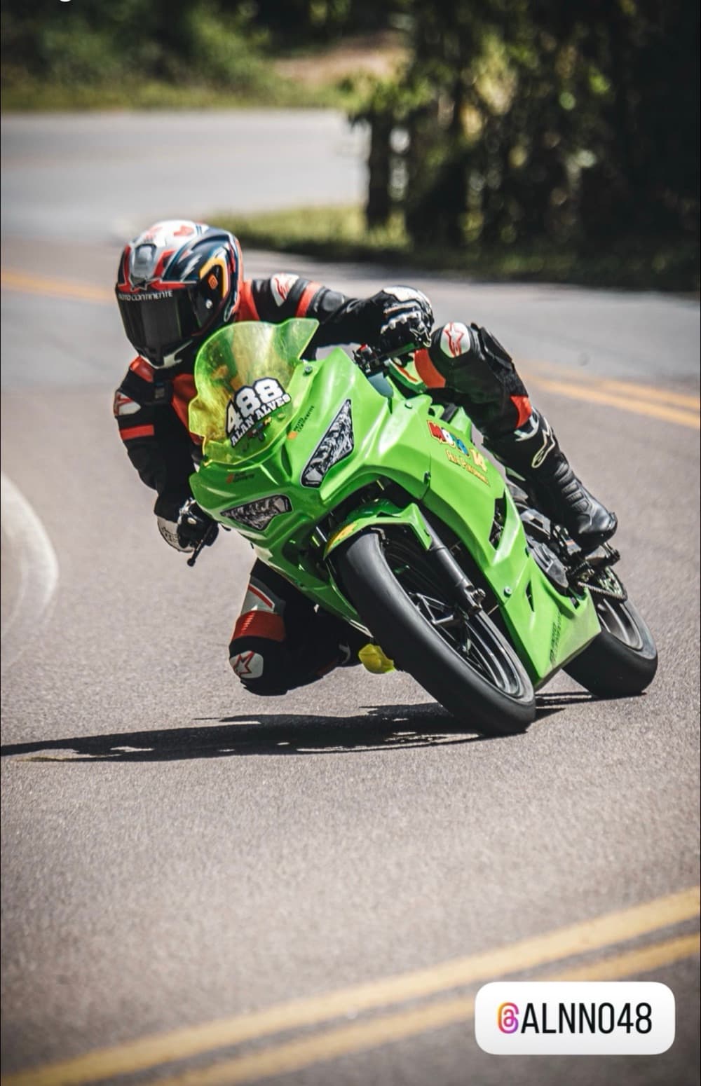 Piloto #488 Alan Alves na Kawasaki Ninja verde em curva